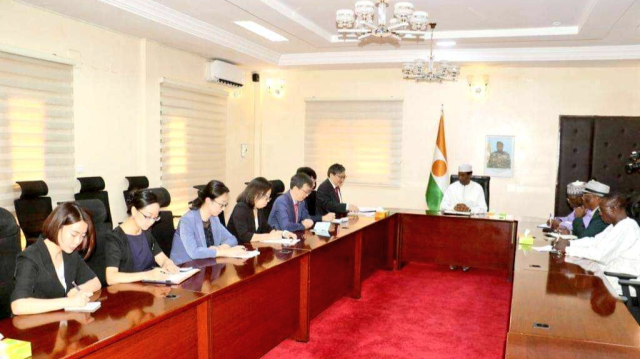 Le Premier ministre nigérien, M. Lamine Zeine Ali Mahaman, recevant en audience ce  une délégation chinoise conduite par M. Liu Yuxi, Représentant spécial du gouvernement chinois pour les affaires africaines, à Niamey, le 20 mars 2024