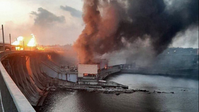 Flammes s'élevant au-dessus du barrage de la centrale hydroélectrique de Dnipro après une attaque à la roquette à Zaporizhzhia, le 22 mars 2024.