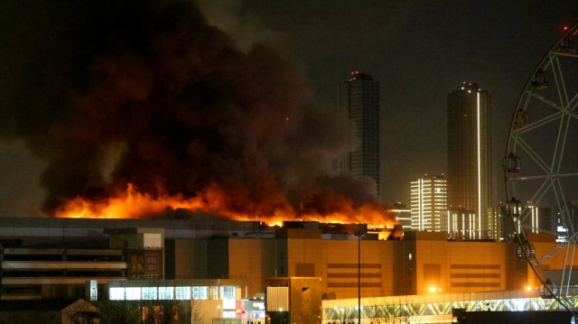 Le Crocus City Hall en feu après l'incident de tir à Krasnogorsk, en dehors de Moscou, le 22 mars 2024.