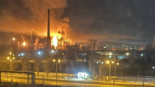 La raffinerie de pétrole appartenant au groupe Rosneft en feu, à Novokouïbychevski, près de Samara, Russie, le 23 mars 2024.