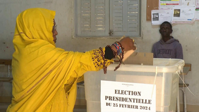 Image des premiers électeurs à Dakar alors que les Sénégalais élisent dimanche leur cinquième président lors d'un scrutin à l'issue totalement imprévisible, qui tranchera entre continuité et changement peut-être radical après trois années d'agitation et de crise politique.