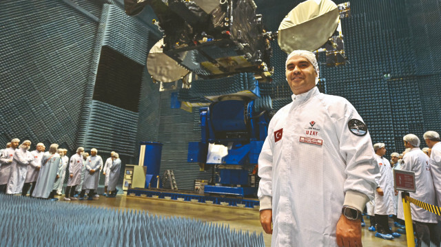 Sanayi ve Teknoloji Bakanı Mehmet Fatih Kacır, Uzay Sistemleri Entegrasyon ve Test Merkezi'nde Türksat 6A uydusunun son durumunu inceledi.