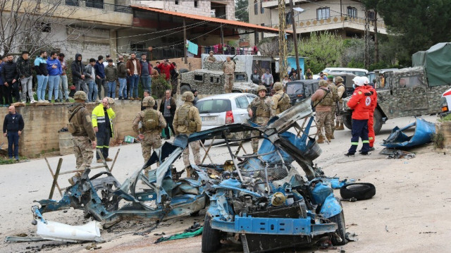 Des soldats libanais bouclent le site d'une attaque de drone israélien visant un véhicule dans la ville de Souairi, dans l'ouest de la vallée de la Bekaa, au centre du Liban, le 24 mars 2024.