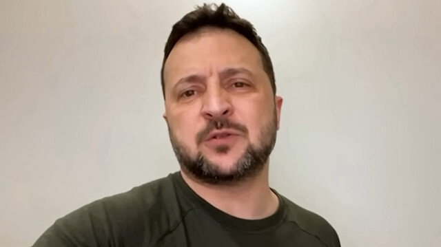 Dans cette vidéo tirée d'un document diffusé par le service de presse présidentiel ukrainien le 23 mars 2024, le président ukrainien Volodymyr Zelensky prononçant son discours du soir à Kiev. Le président ukrainien Volodymyr Zelensky a accusé le 23 mars 2024 le président russe Vladimir Poutine de chercher à "rejeter la responsabilité" sur Kiev de l'attentat contre la salle de concert de Moscou qui a fait 133 morts.