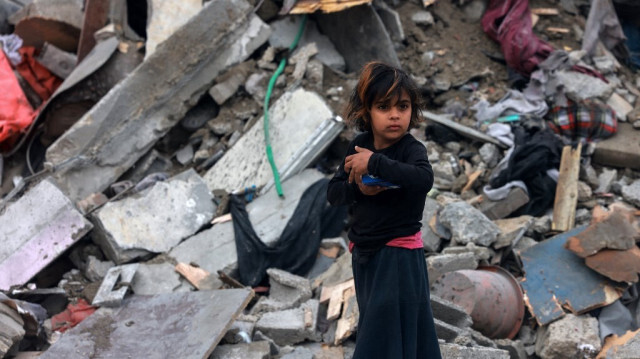 Une jeune fille palestinienne se tient au milieu des décombres d'un bâtiment touché par un bombardement israélien à Rafah, dans le sud de la bande de Gaza, le 24 mars 2024.
