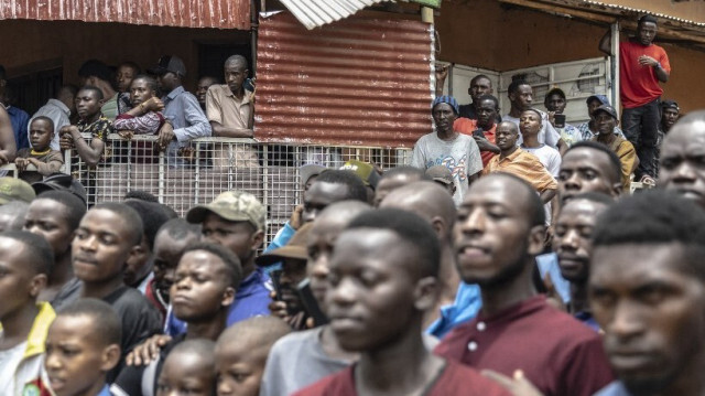 Les habitants se rassemblent pour regarder les coureurs avant le début de la dernière étape du 16h Tour du Rwanda, le 25 février 2024, à Kigali.