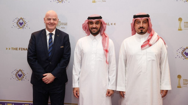 Le président de la FIFA, Gianni Infantino (à gauche), pose avec le ministre saoudien des Sports et de la Jeunesse, Abdulaziz bin Turki al-Faisal al-Saud, et le président de la Fédération saoudienne de football (SAFF), Yasser al-Misehal (à droite), avant la finale de la Coupe du monde des clubs de la FIFA au King Abdullah Sports City de Jeddah, le 22 décembre 2023.