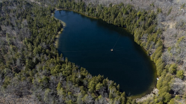 Une vue aérienne du lac Crawford alors qu'une équipe composée de scientifiques de l'Université Carleton et de l'Université Brock préleve des échantillons de couches sédimentaires du fond du lac au Crawford, en Ontario, Canada, le 12 avril 2023.