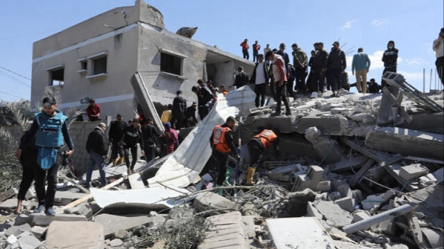 Des équipes de défense civile et des habitants de la région effectuent des opérations de recherche et de sauvetage après que l'armée israélienne a bombardé une maison à Rafah dans la Bande de Gaza.