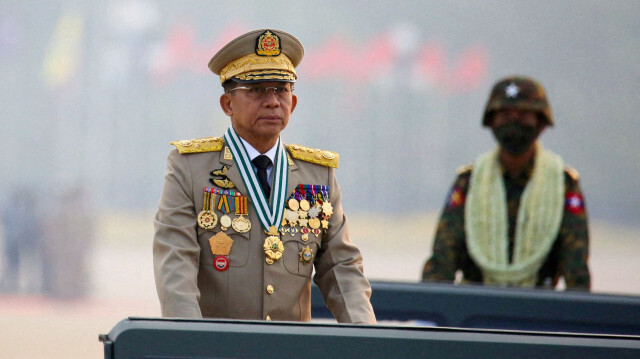 Глава хунты Мьянмы старший генерал Мин Аунг Хлайнг, который сверг избранное правительство в результате государственного переворота 1 февраля 2021 года, руководит армейским парадом в День вооруженных сил в Нейпьито, Мьянма, 27 марта 2021 года.