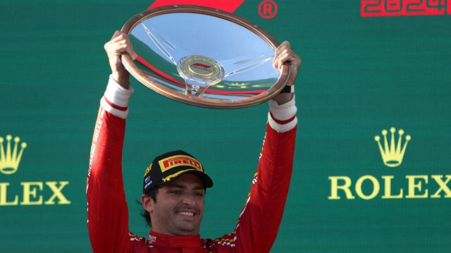 Le pilote espagnol de Ferrari, Carlos Sainz Jr, célèbre sa victoire en brandissant son trophée sur le podium après le Grand Prix de Formule 1 d'Australie au Circuit d'Albert Park à Melbourne, le 24 mars 2024.