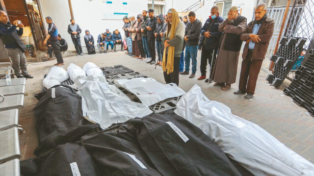 Han Yunus'taki Kudüs Şehitleri Hastanesi'nde aynı aileden 8 kişinin cenaze namazı kılındı.