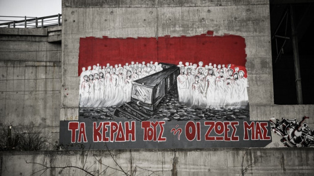 Une fresque murale sur laquelle on peut lire "leurs profits ou nos vies", peinte sur le site de l'accident dans la vallée de Tempe, près de Larissa, pour commémorer l'accident ferroviaire du 28 février 2023 en Grèce.