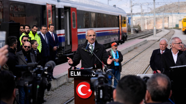 Ulaştırma ve Altyapı Bakanı Abdulkadir Uraloğlu, Yenimahalle'nin Susuz Mahallesini ziyaret etti, ardından Kayaş'tan banliyö trenine binerek Elmadağ Tren Garı'na geldi. Bakan Uraloğlu, burada açıklamalarda bulundu.

