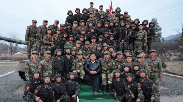 Kim Jong Un posant pour une photo avec les soldats de la 105e division de chars de la Garde de Séoul Ryu Kyong Su de l'Armée populaire coréenne à un endroit non divulgué en Corée du Nord, le 25 mars 2024.