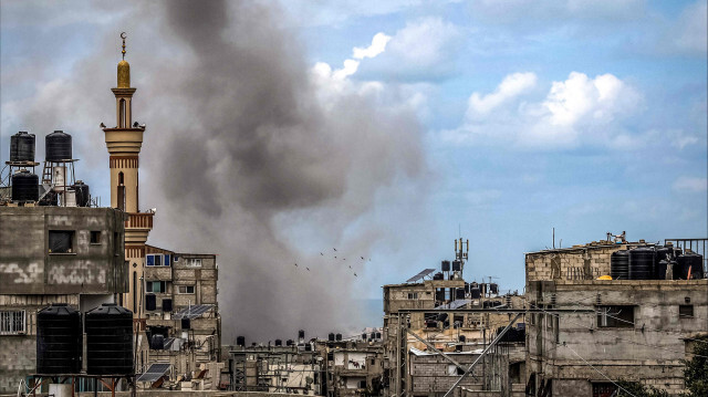 Дым поднимается во время израильской бомбардировки здания в Рафахе на юге сектора Газа 24 марта 2024 года на фоне продолжающегося конфликта между Израилем и боевой группировкой ХАМАС.