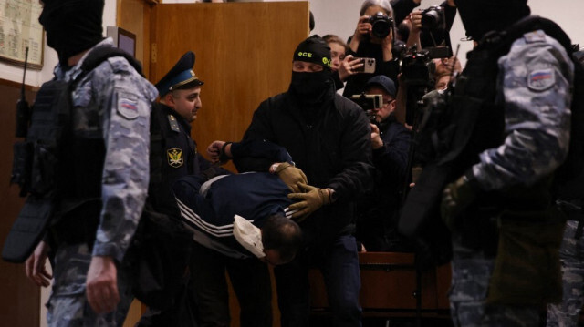 Saidakrami Murodalii Rachabalizoda soupçonné d'avoir participé à l'attentat de la salle de concert, escorté par les forces de l'ordre russes avant son audience de détention provisoire au tribunal du district de Basmanny à Moscou, le 24 mars 2024.