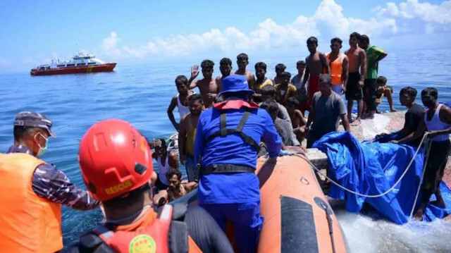 11 nouveaux corps de réfugiés rohingyas découverts après un naufrage en Indonésie.
