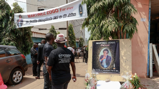 Des personnes en deuil se rassemblent dans la cour de la Radio Amplitude FM, lors d'une cérémonie d'hommage au journaliste Martinez Zogo, au quartier Elig Essono à Yaoundé, le 23 janvier 2023. 