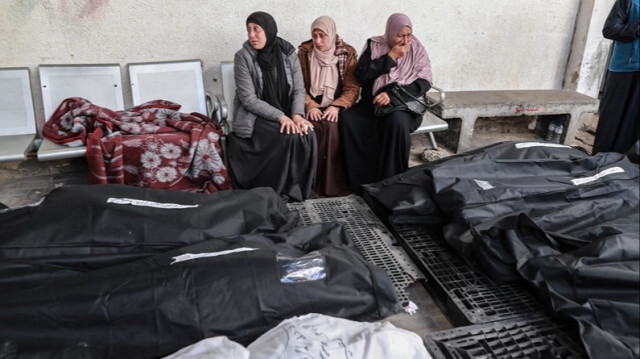 Les proches pleurent près des corps de Palestiniens tués lors d'une attaque israélienne sur la bande de Gaza.