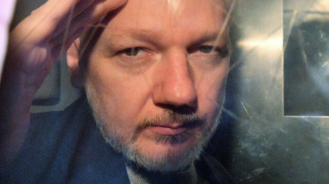 Le fondateur de WikiLeaks, Julian Assange, fait un geste depuis la fenêtre d'un fourgon pénitentiaire alors qu'il est conduit hors du tribunal de Southwark Crown à Londres le 1er mai 2019.