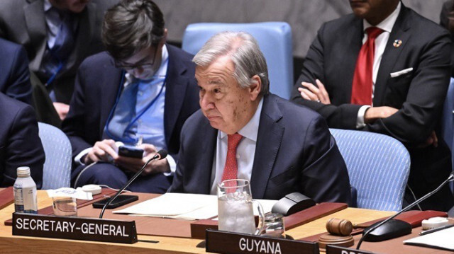 Le Secrétaire général de l'ONU, Antonio Guterres (C).