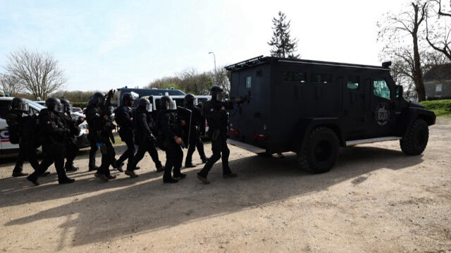 Des membres de l'unité d'élite de la Police nationale française RAID lors d'un exercice simulé de simulation de meurtre de masse, dans la banlieue parisienne, le  21 mars 2024. 