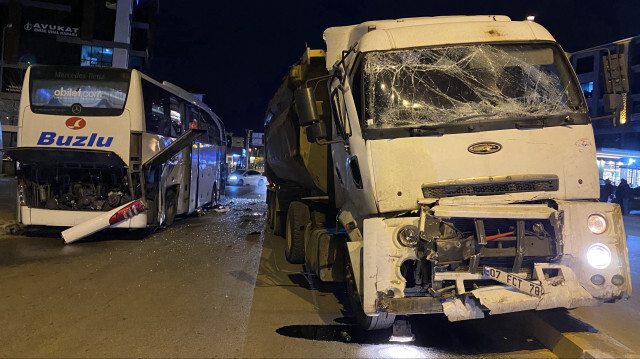 Antalya'da yolcu otobüsü ile hafriyat kamyonu çarpıştı
