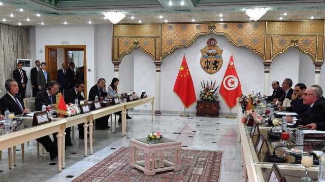 Le ministre tunisien des Affaires étrangères Nabil Ammar (à droite) et le ministre chinois des Affaires étrangères Wang Yi assistent à une réunion de travail le 15 janvier 2024 à Tunis.
