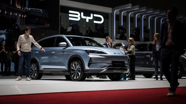 BYD, leader mondial de l'électrique, a enregistré un bénéfice record en 2023 malgré la forte concurrence en Chine sur le marché des véhicules propres.