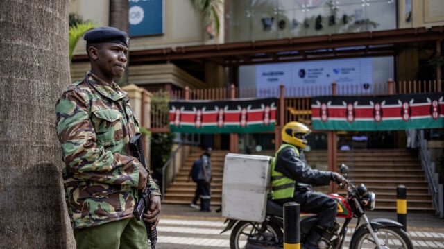 Un officier de la police kényane surveille l'accès au centre commercial Westgate à Nairobi le 21 septembre 2023.