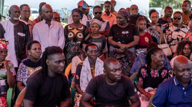 Des familles attendent les dépouilles de leurs proches victimes d'un culte de la faim au Kenya, à la morgue de l'hôpital de Malindi Sub-County, Malindi, le 26 mars 2024.