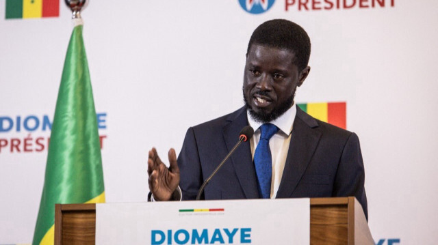 Bassirou Diomaye Faye, candidat de l'opposition à l'élection présidentielle sénégalaise, s'adresse à la presse lors de sa première conférence de presse après avoir été déclaré vainqueur de l'élection présidentielle sénégalaise, à Dakar, le 25 mars 2024. 