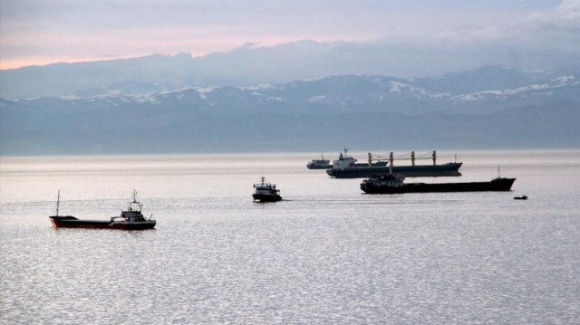 Yük gemileri Sinop'un doğal limanına sığındı