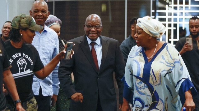 L'ancien président sud-africain Jacob Zuma (C) réagit alors qu'il arrive avec son équipe pour une conférence de presse à l'hôtel Maslow à Sandton, centre commercial de Johannesburg, le 22 octobre 2022.