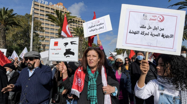 Des personnes se rassemblent pour une manifestation dans la capitale Tunis le 6 février 2022, marquant l'anniversaire de l'assassinat du politicien tunisien de gauche Chokri Belaid, qui a été abattu devant sa maison en 2013.