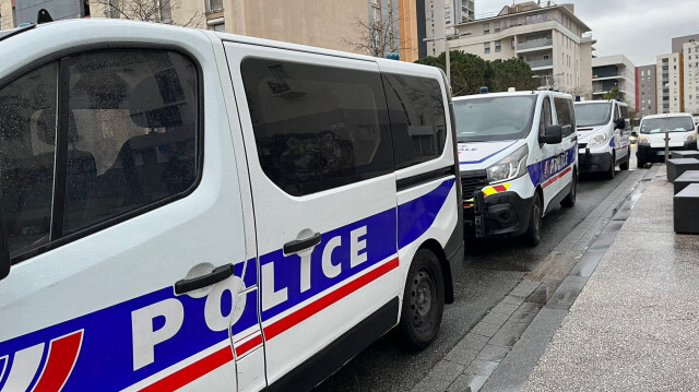 Anthony Borré suggère que l'armée soit déployée "de manière temporaire" et appelle le ministère de l'Intérieur, Gérald Darmanin, à "mettre en place un plan inédit" pour mener à un retour au calme dans cette cité de Nice. 