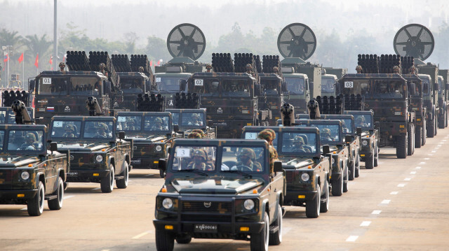Sous haute sécurité, la junte birmane organise son défilé militaire annuel ce 27 mars, jour des forces armées, malgré des revers récents dans le pays.