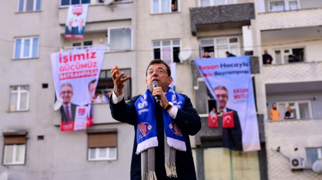 Мэр Стамбула Экрем Имамоглу из главной оппозиционной Народно-республиканской партии (НРП) обращается к сторонникам. 