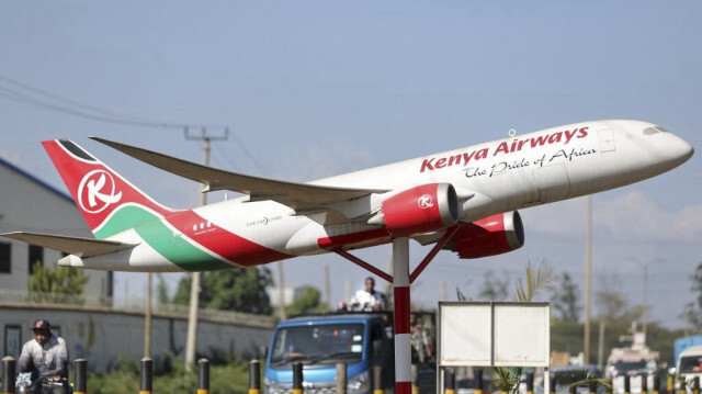 Des véhicules passent devant la maquette d'un Boeing 787-8 Dreamliner de la compagnie nationale kenyane, Kenya Airways (KQ), à l'extérieur du siège de Kenya Airways à Nairobi, le 6 février 2024.