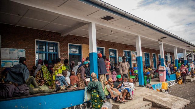 Des personnes déplacées font la queue pour recevoir des soins médicaux dans un centre de santé à Kanyaruchinya, en RD Congoe, le 11 novembre 2022, après avoir été victimes d'une attaque à la bombe.
