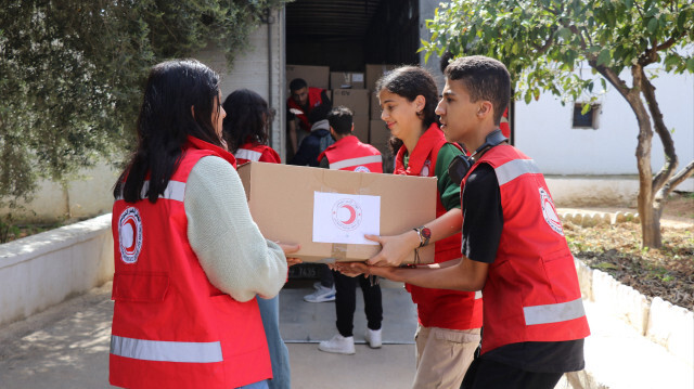 Les élèves du lycée pilote Bourguiba de Tunis ont préféré se consacrer à la charité pendant le mois de Ramadan, en distribuant 400 colis alimentaires aux personnes dans le besoin, dans le nord du pays.