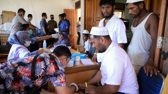 Les réfugiés Rohingya nouvellement arrivés reçoivent des soins médicaux dans leur abri à Meulaboh, dans l'ouest de Aceh, le 22 mars 2024.