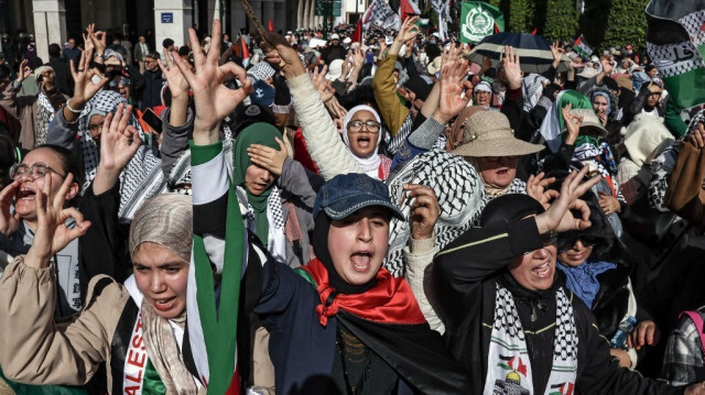 Des manifestants font un geste lors d'une manifestation à Rabat le 11 février 2024 en solidarité avec les Palestiniens au milieu des bombardements israéliens sur la bande de Gaza.