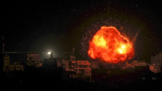Une boule de feu éclate lors d'un bombardement israélien sur Rafah, dans le sud de la bande de Gaza, le 26 mars 2024.