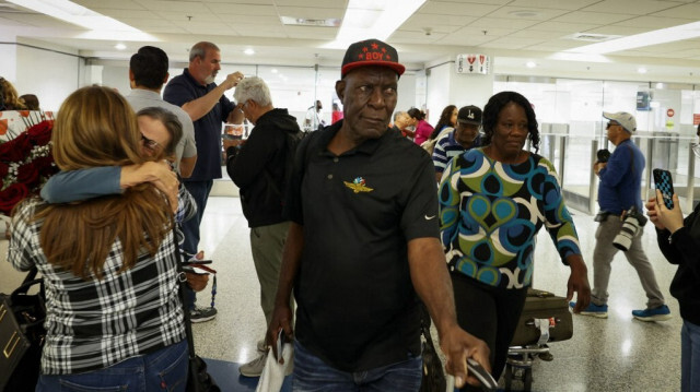 Des citoyens haïtiens-américains quittent l'aéroport international de Miami, en Floride, le 21 mars 2024, après être arrivés à bord d'un vol charter en provenance du Cap-Haïtien. Les États-Unis continuent également d'évacuer un plus grand nombre de leurs citoyens, certains étant transportés par hélicoptère de Port-au-Prince vers la République dominicaine voisine.