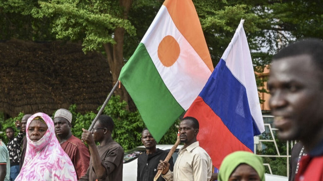 Des partisans du Conseil national pour la sauvegarde de la patrie (CNSP) du Niger brandissent le drapeau national du Niger et le drapeau national de la Russie au stade Général Seyni Kountche à Niamey, le 26 août 2023.