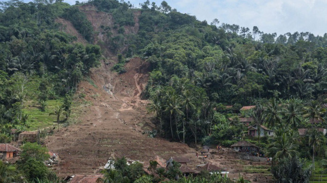  Le village de Cibenda, dans la province de Java Ouest, a été inondé peu avant minuit dimanche soir, après des heures de pluies torrentielles, alors que de nombreux habitants dormaient. 