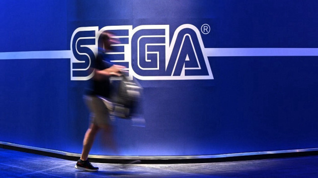 Un visiteur passe devant le stand de Sega lors de la foire aux jeux vidéo Gamescom à Cologne, dans l'ouest de l'Allemagne, le 23 août 2023. 