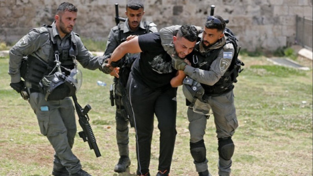 L'entité sioniste arrête un Palestinien à Jérusalem.
